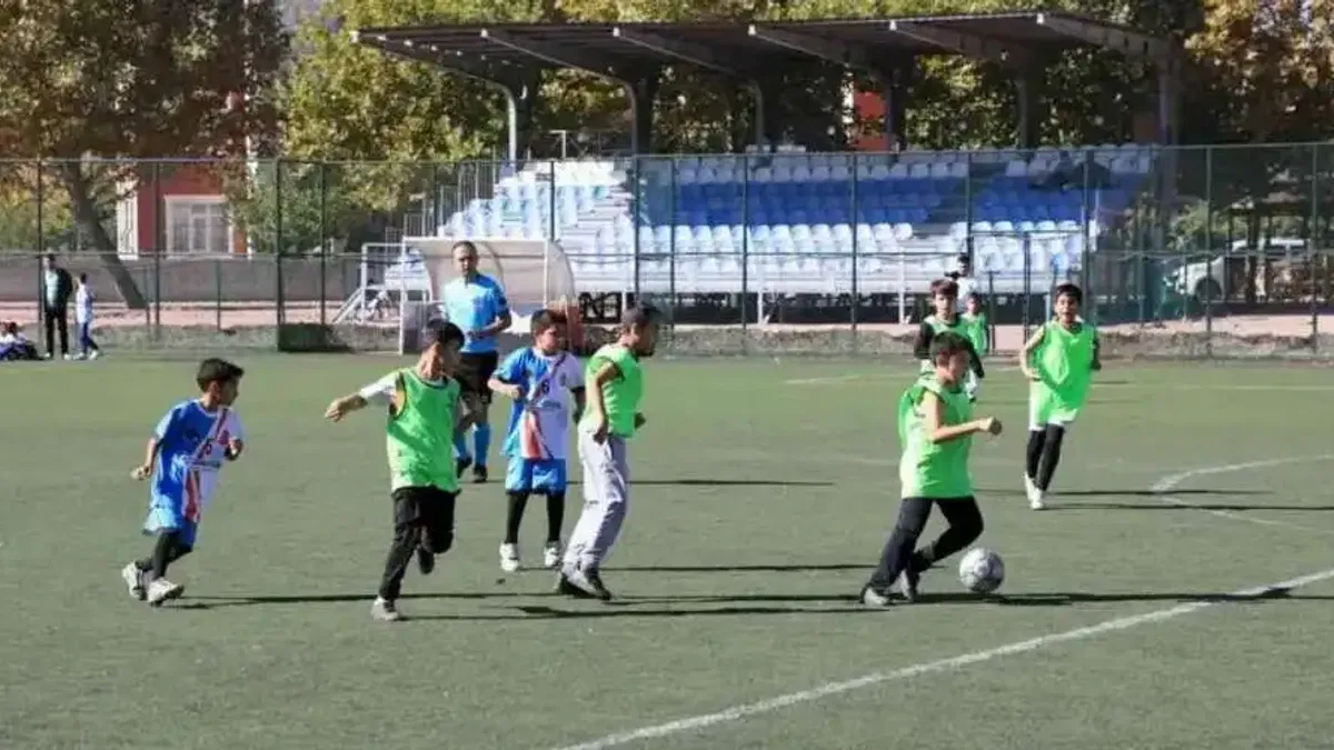 Konya Karatay'da ilkokullar arası futbol heyecanı