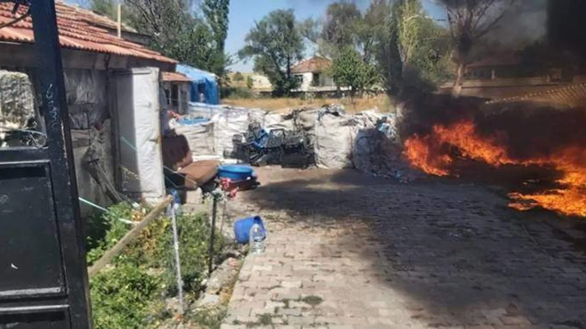 Kulu'da plastik atık deposunun çatısında yangın çıktı