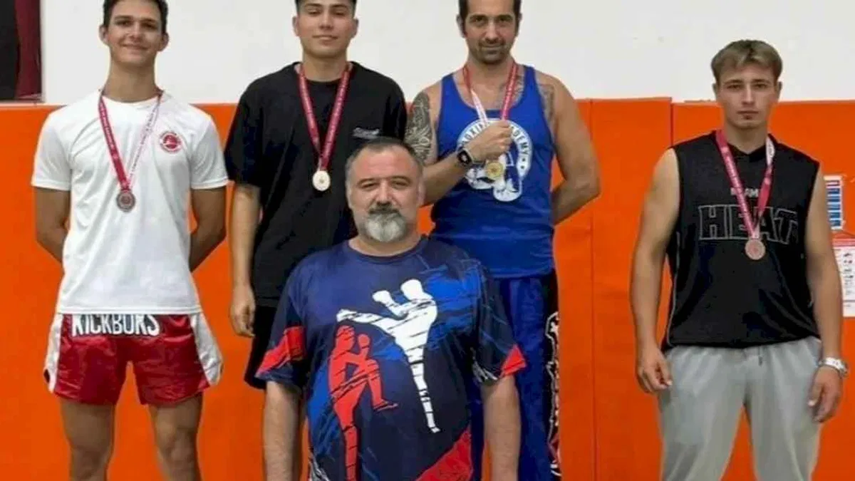 KickBoks'ta Karşıyakalı sporcular altın madalyaları kaptı