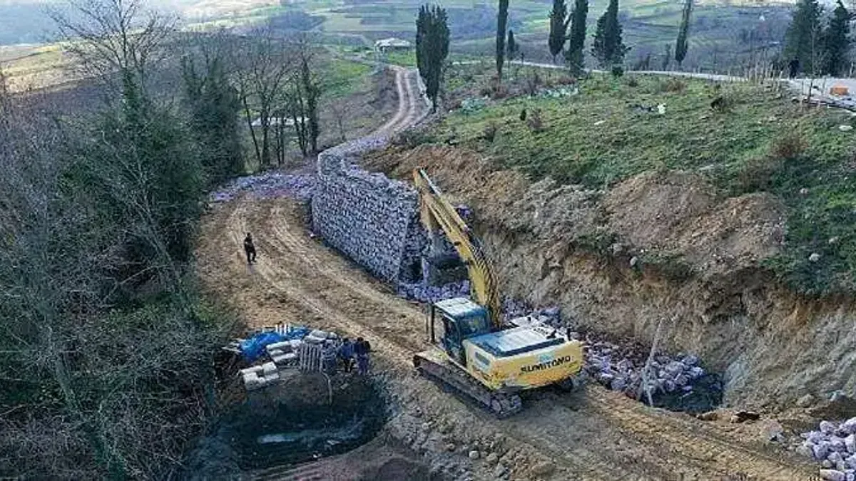 Pelitpınarı Goncalar Köyü mezarlığına taş duvar