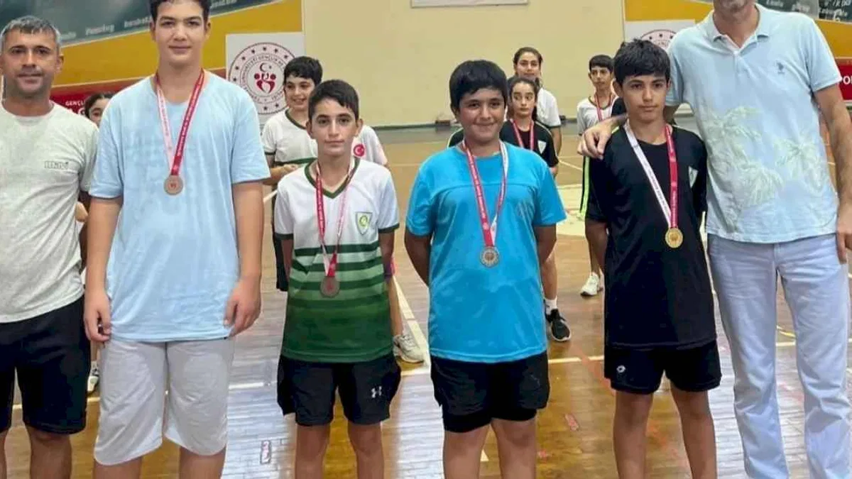 Manisa BBSK, badmintonda 'Zafer'e damga vurdu