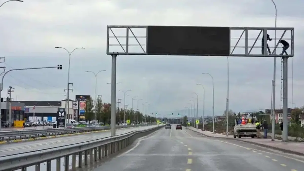 Sakarya'da sürücülere rehber olan dev ekran farklı noktaya alındı