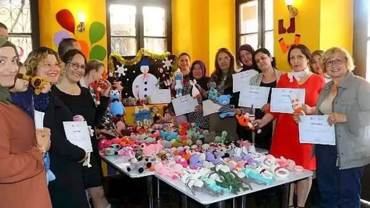 Antalya Büyükşehir Belediyesi'nin örgü bebek atölyesinde eğitim alan kursiyerler katılım belgelerini aldı