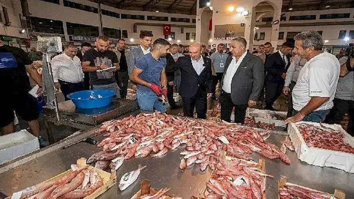 İzmirli balıkçılar sezonu açtı, siftahı Başkan Soyer yaptı