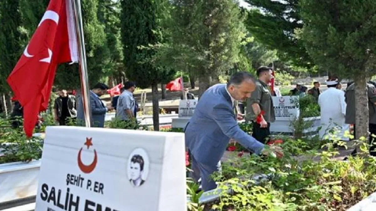 Bursa şehitliğinde duygusal anma
