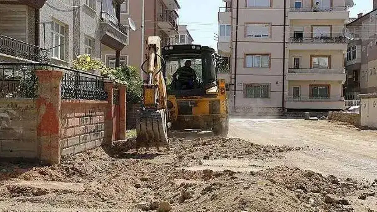Karaman Belediyesi Fen İşleri Müdürlüğü ekipleri, Valide Sultan Mahallesi'nde kaldırım çalışması başlattı