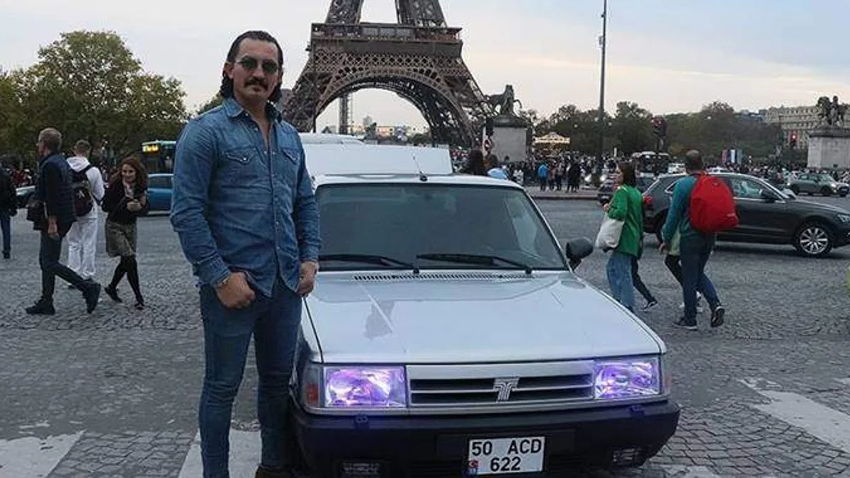 Paris'e getirdiği Şahin aracı görenlerin ilgisini çekiyor