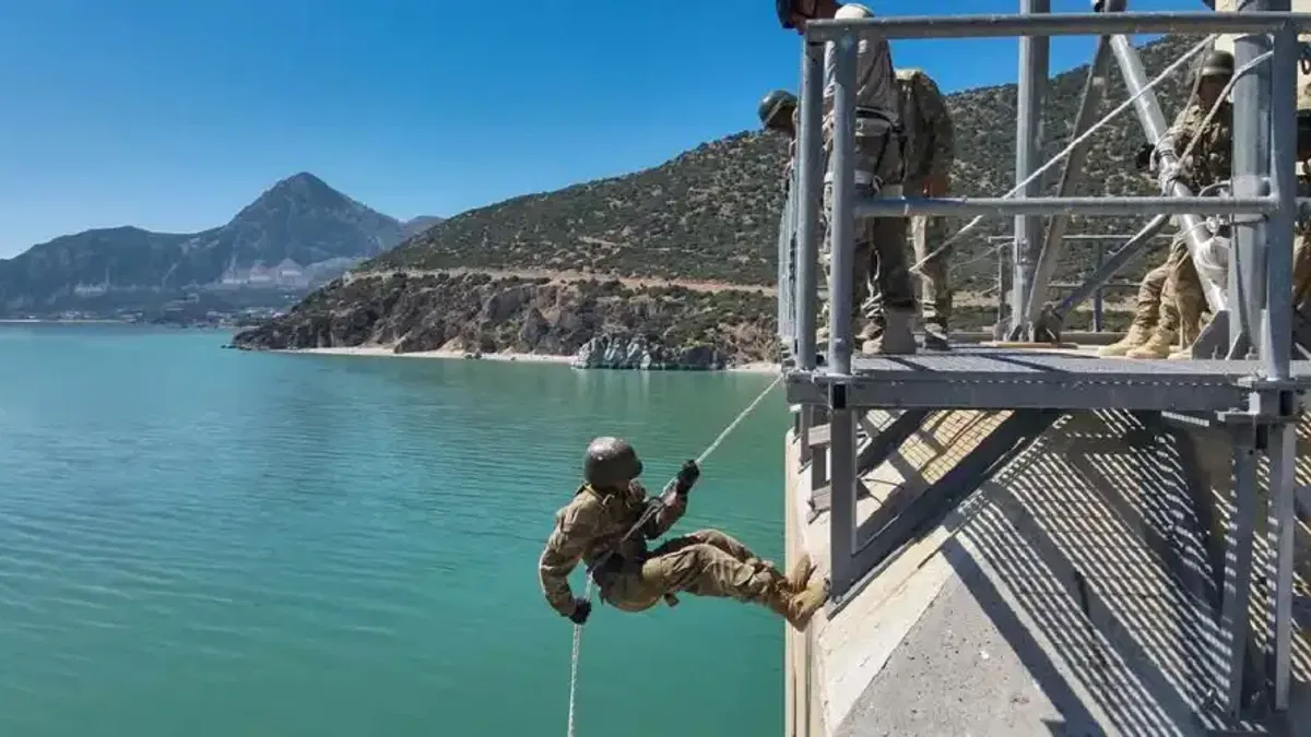 Libyalı askeri personele 'kuleden iniş' eğitimi verildi
