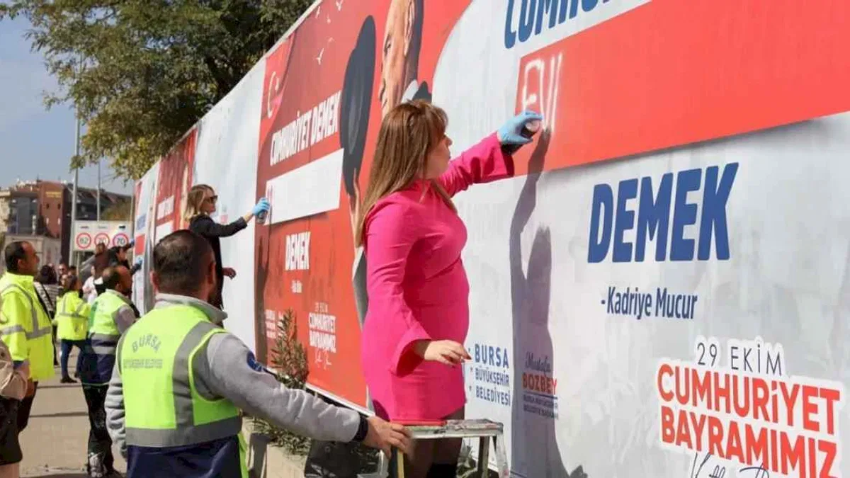 Bursa Büyükşehir'in 'Cumhuriyet demek' sokaklara taşındı