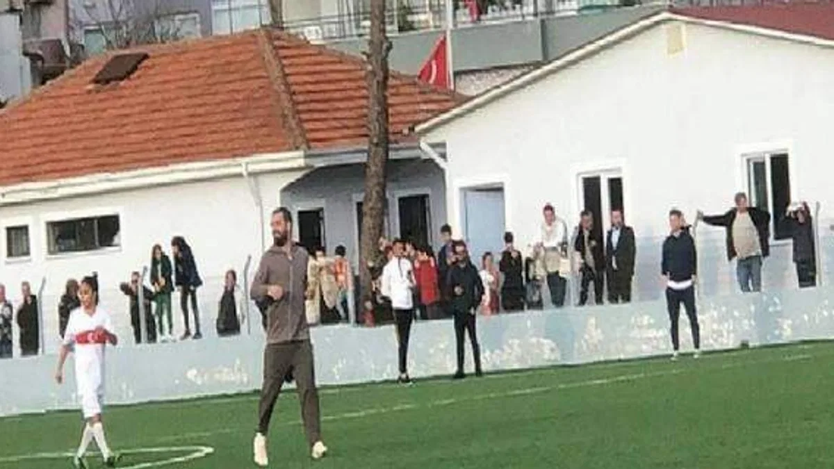 Arda Turan depremzede çocuklarla yeşil sahaya çıktı