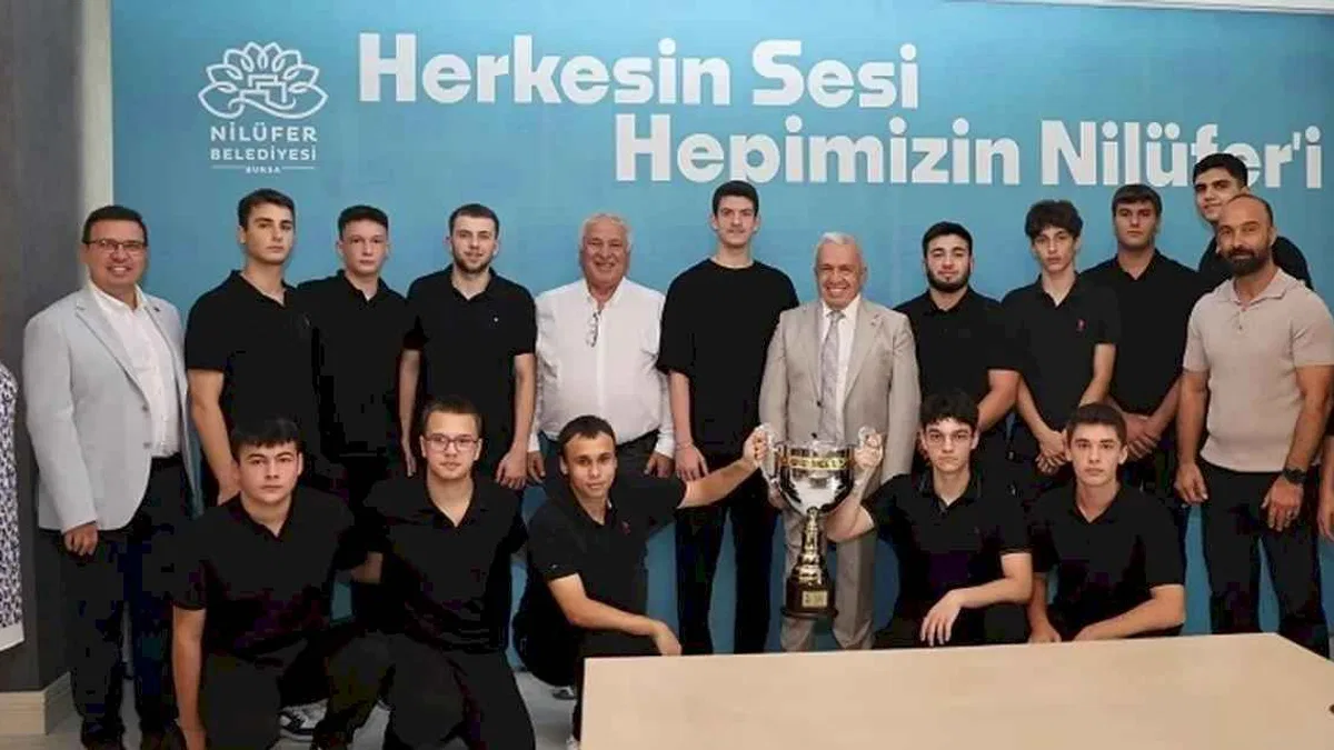Şampiyonluk sevincini Başkan Özdemir’le paylaştılar