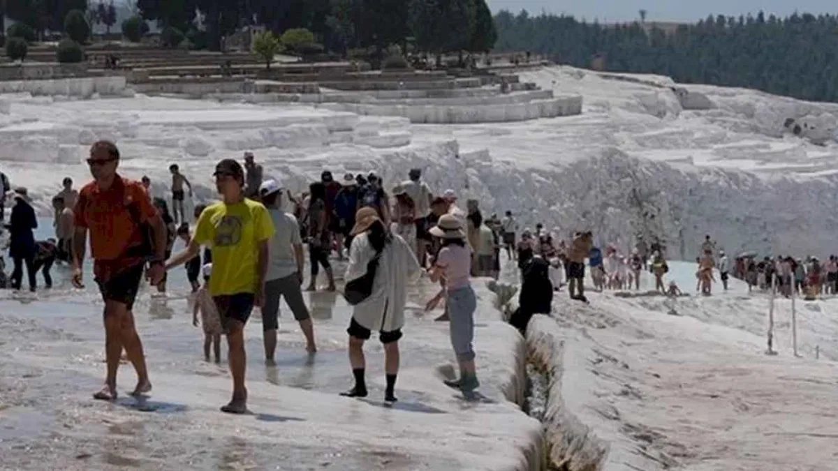 Pamukkale'nin beyaz cennetinde satranç molası