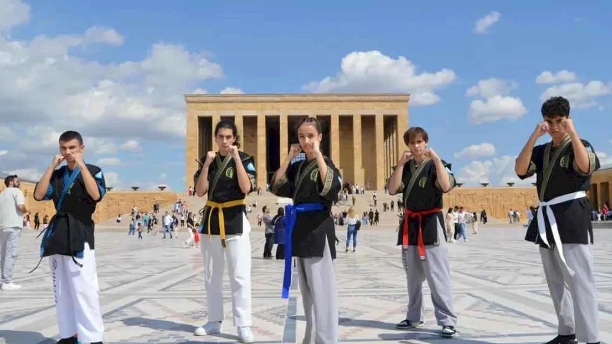 Alpagut Turan Federasyonu Anıtkabir'e çıkartma yaptı
