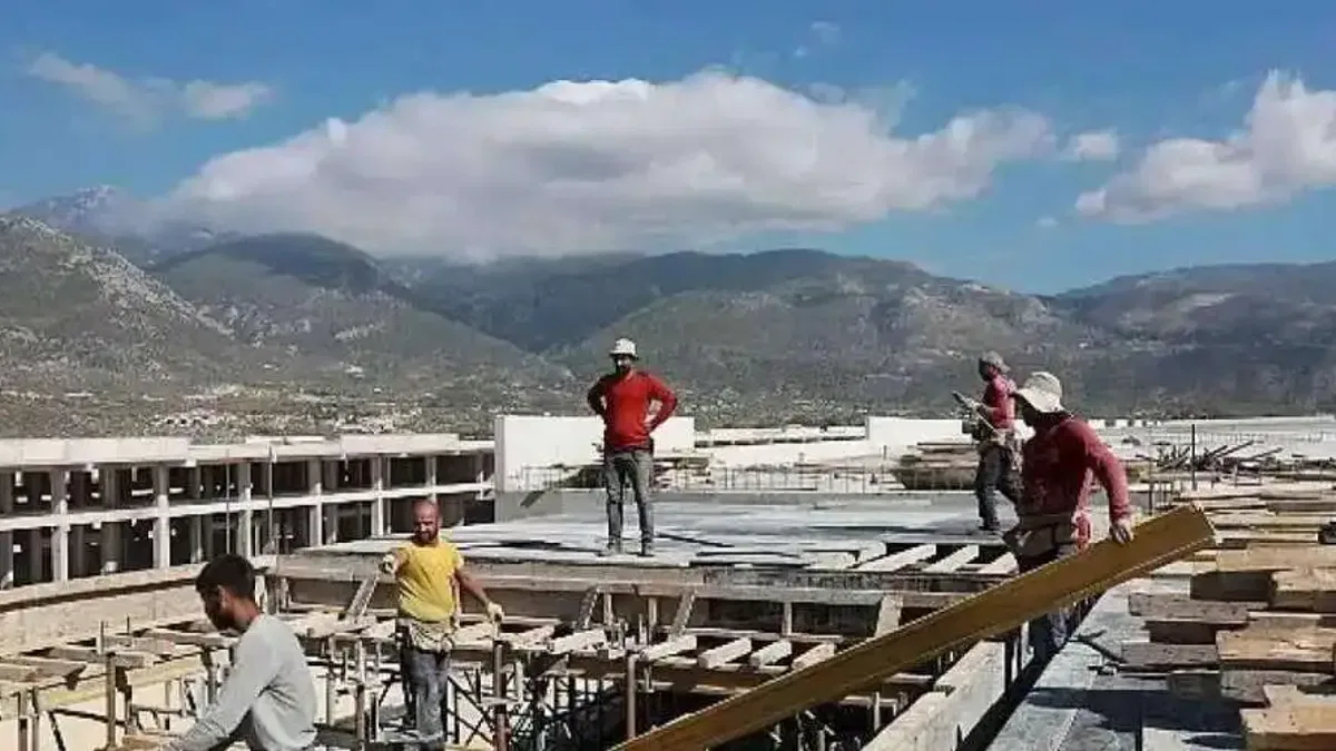 Kınık Toptancı Hal Kompleksi hızla devam ediyor