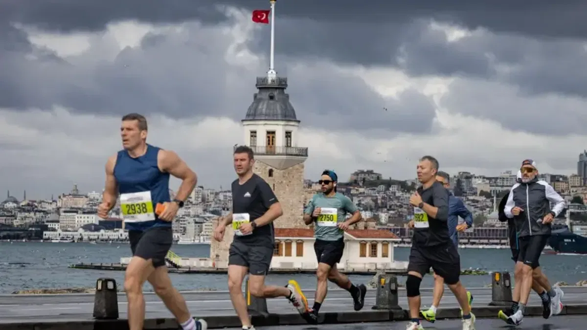 İstanbul'da yağış altında koşuda 4 bin kişi parkura çıktı