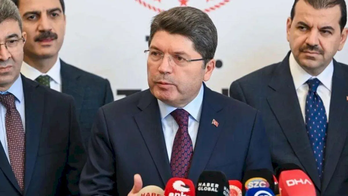 'İmralı’ya villa yapılıyor' iddiasına Bakan Tunç'tan net yalanlama!