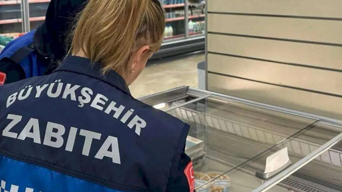 Kocaeli zabıtasından yılbaşı öncesi market denetimi