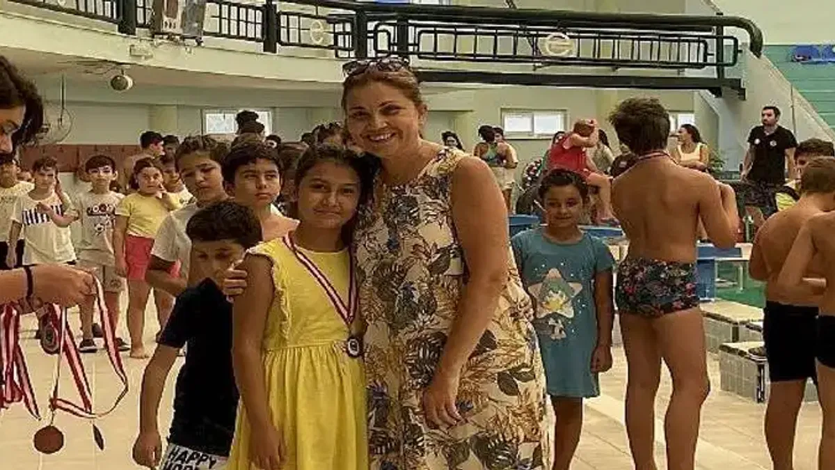 Sezon sonu yüzme müsabakasında tüm sporcular yarıştı