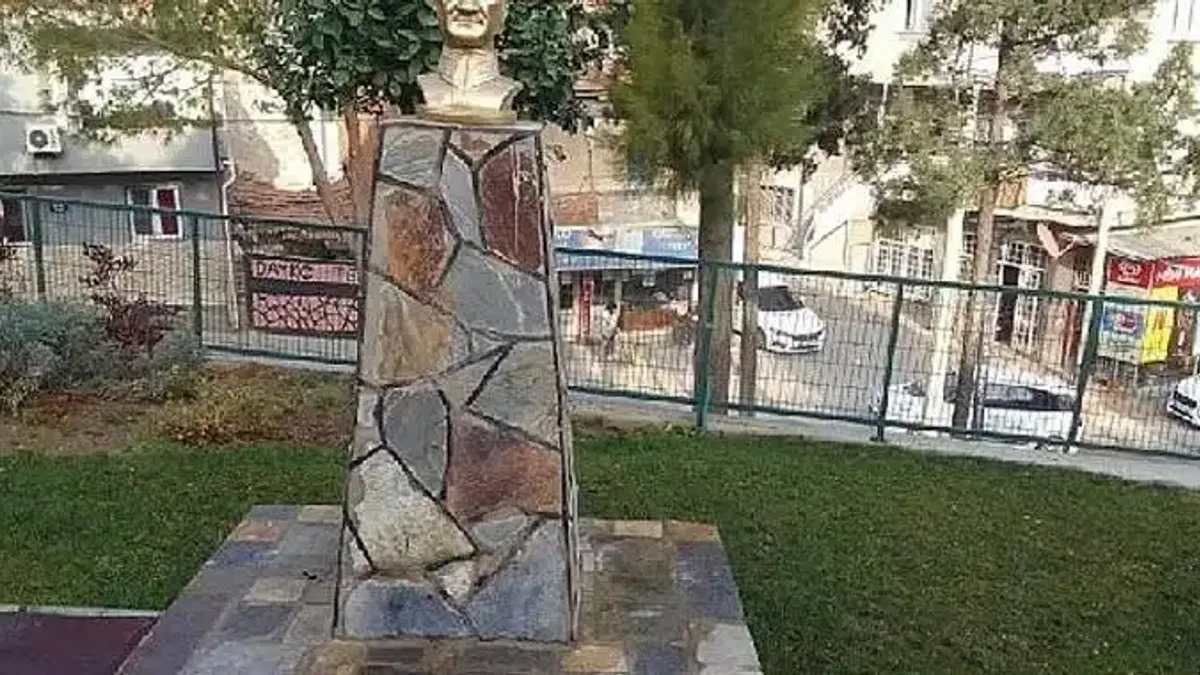 Başkan Batur'dan Atatürk Büstüne Yapılan Çirkin Saldırıya Kınama
