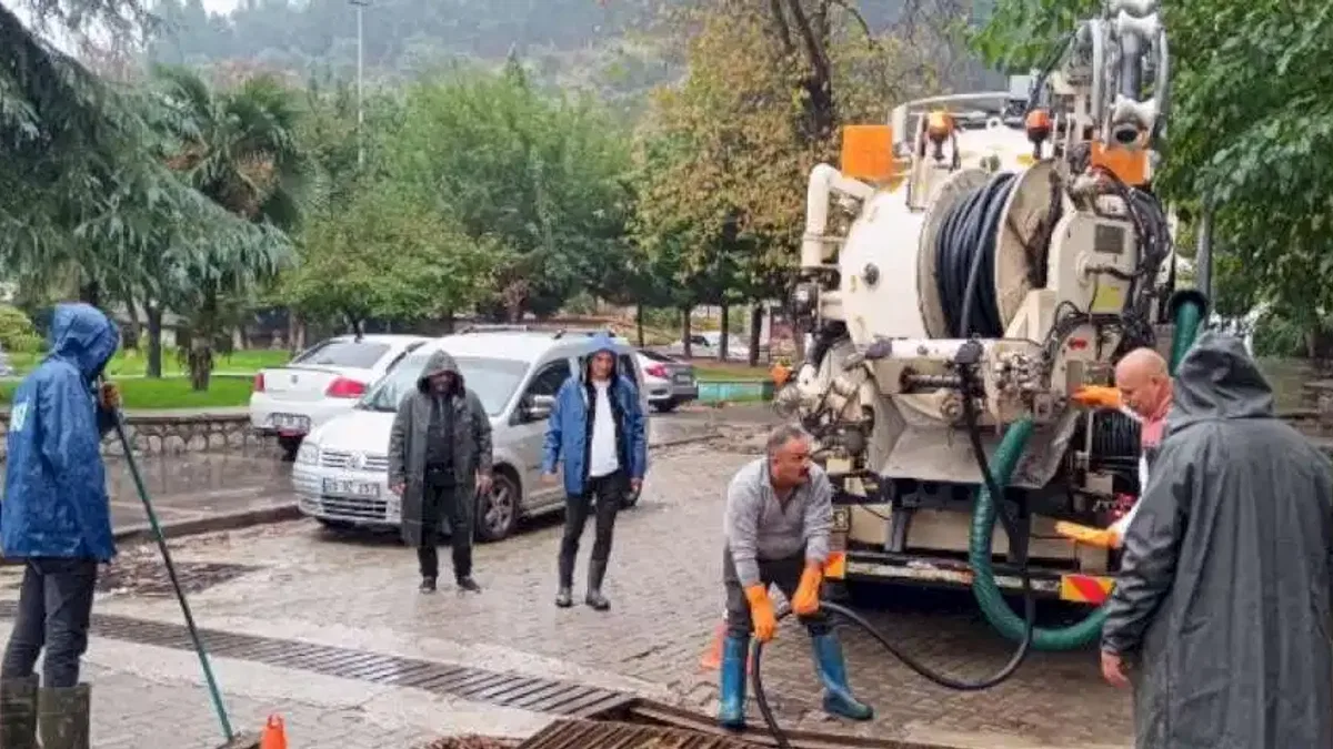 Manisa'da MASKİ ekipleri sağanağa karşı sahada