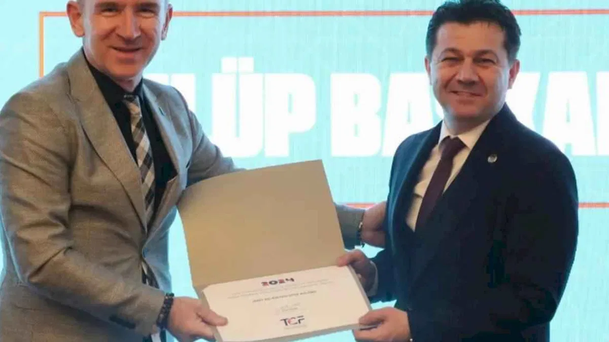 İzmit Belediyespor Kulübüne teşekkür plaketi