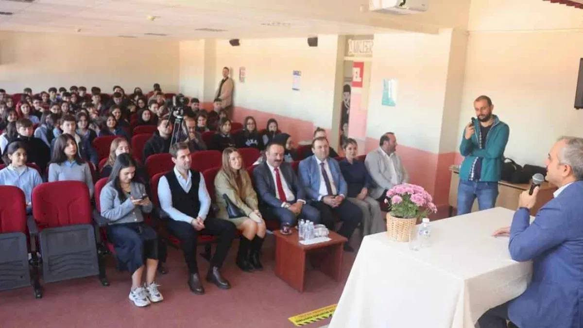 Başkan Çiftçi, Kariyer Günleri’nde gençlerle buluştu