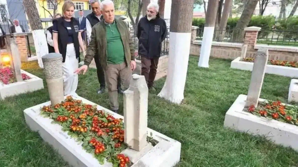 İznik Mahmud Çelebi Camii’nin haziresinde bakım onarım