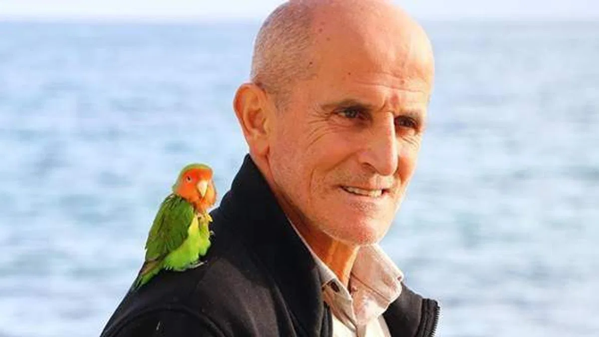 Papağan 'Lara' ile sahibinin dostluğu şaşırtıyor