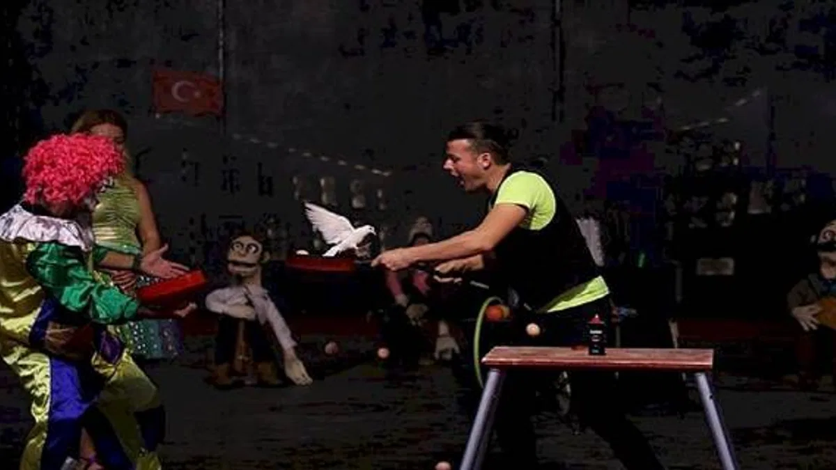 Çocuklar Sirk Gösterisi Ve Kukla Şovla Eğlendi