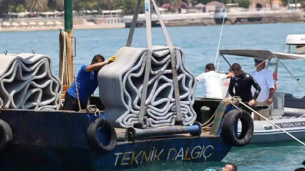 Antalya’da yapay resifler denizle buluştu