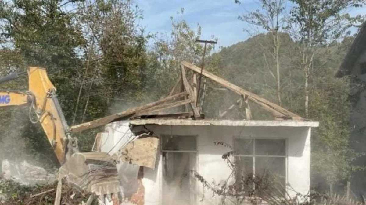 Gölcük'te 123 riskli metruk yıkıldı