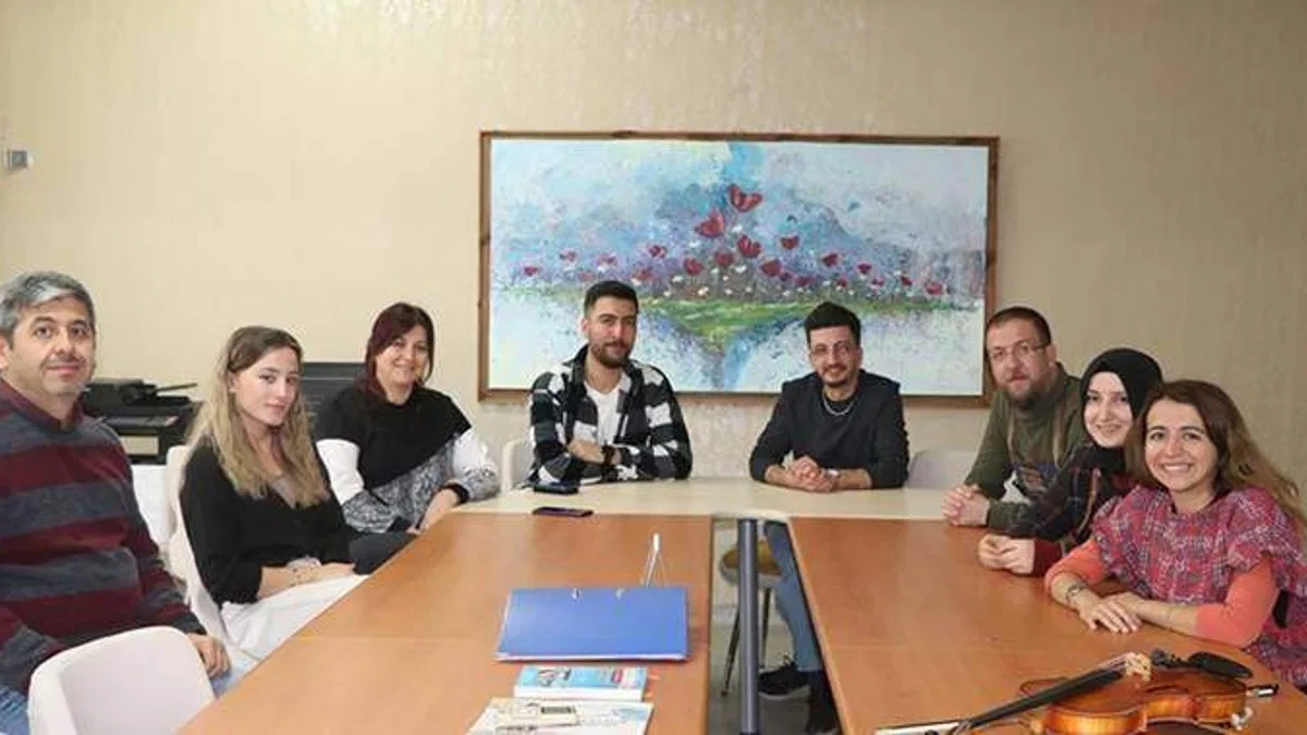 Mezun oldukları lisede öğretmenlik yapıyorlar