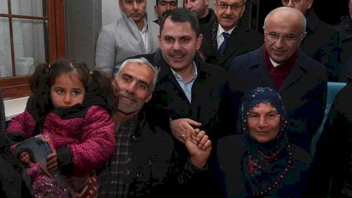 Bakan Kurum, Malatya Akçadağ'da konutları teslim edilen aileye konuk oldu