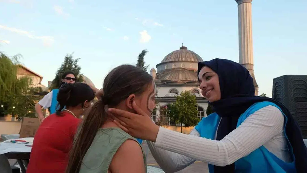 Sakarya'nın mahallelerinde Yeniköylü çocuklar neşelendirildi
