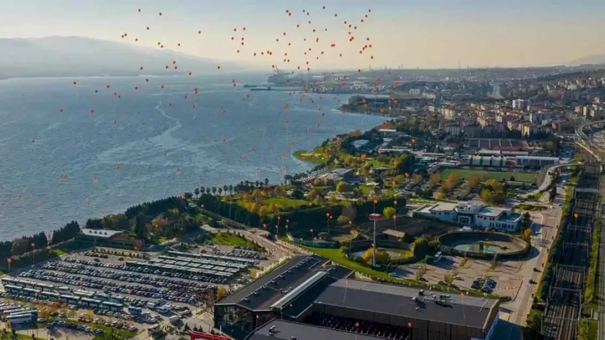 Kocaeli'de turuncu balonlar şiddetsiz dünya için gökyüzüne bırakıldı