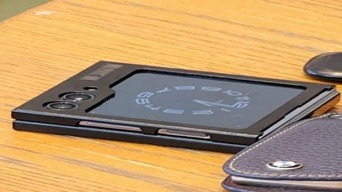 Samsung Galaxy Z Flip5 Fotoğrafı Ortaya Çıktı