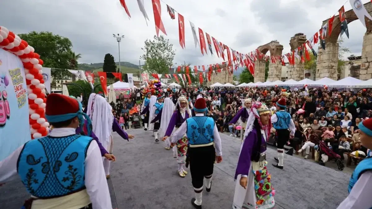 Efes Selçuk’ta çocuklar bayramlarını şenlikle kutladı