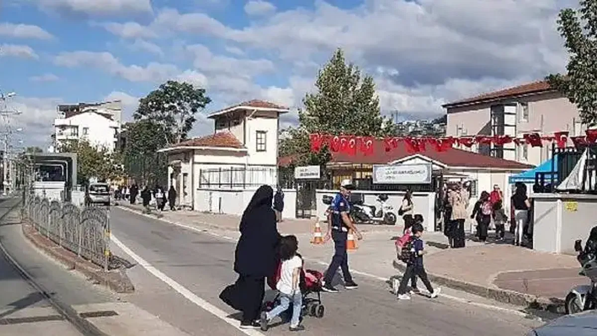 Büyükşehir Zabıtası Okul Önlerinde, Çocuklar Güvende