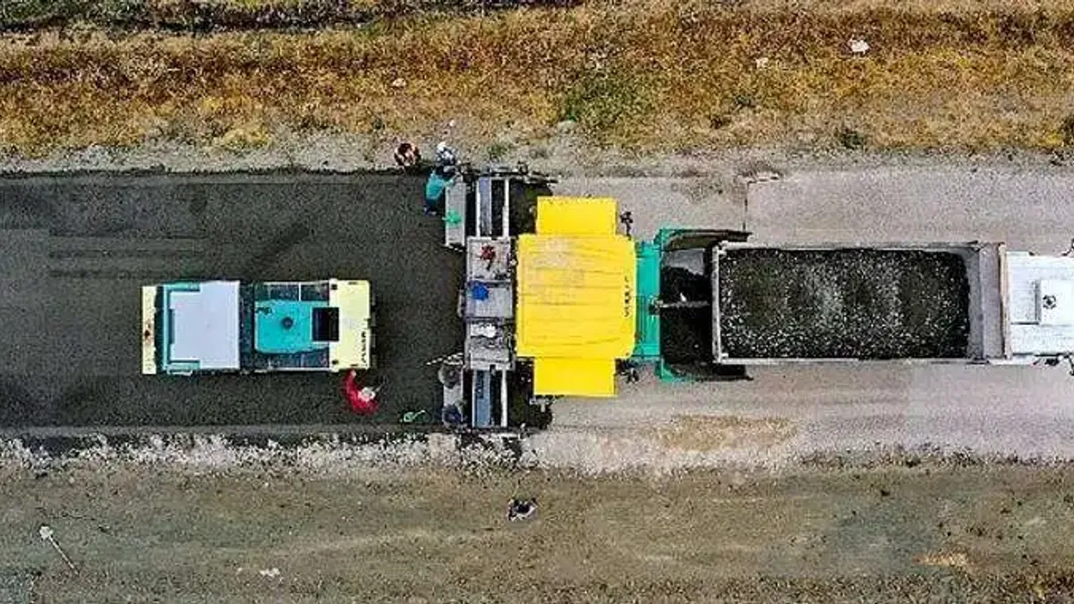 Van Büyükşehir'den Çaldıran'da beton yol çalışması