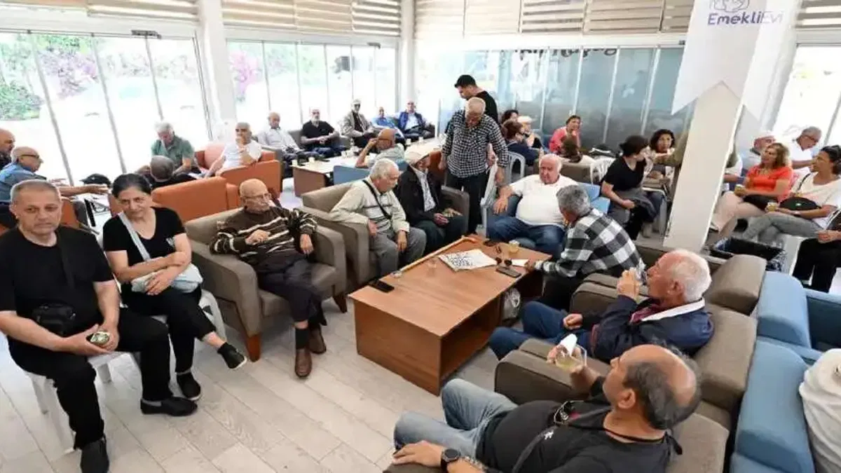 Mersin’de emekliler bayram sevinciyle buluştu