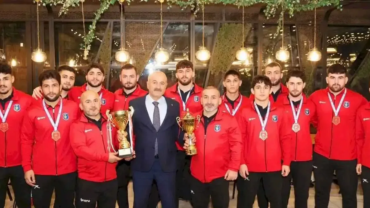 Başkan Büyükgöz şampiyon güreşçileri ağırladı