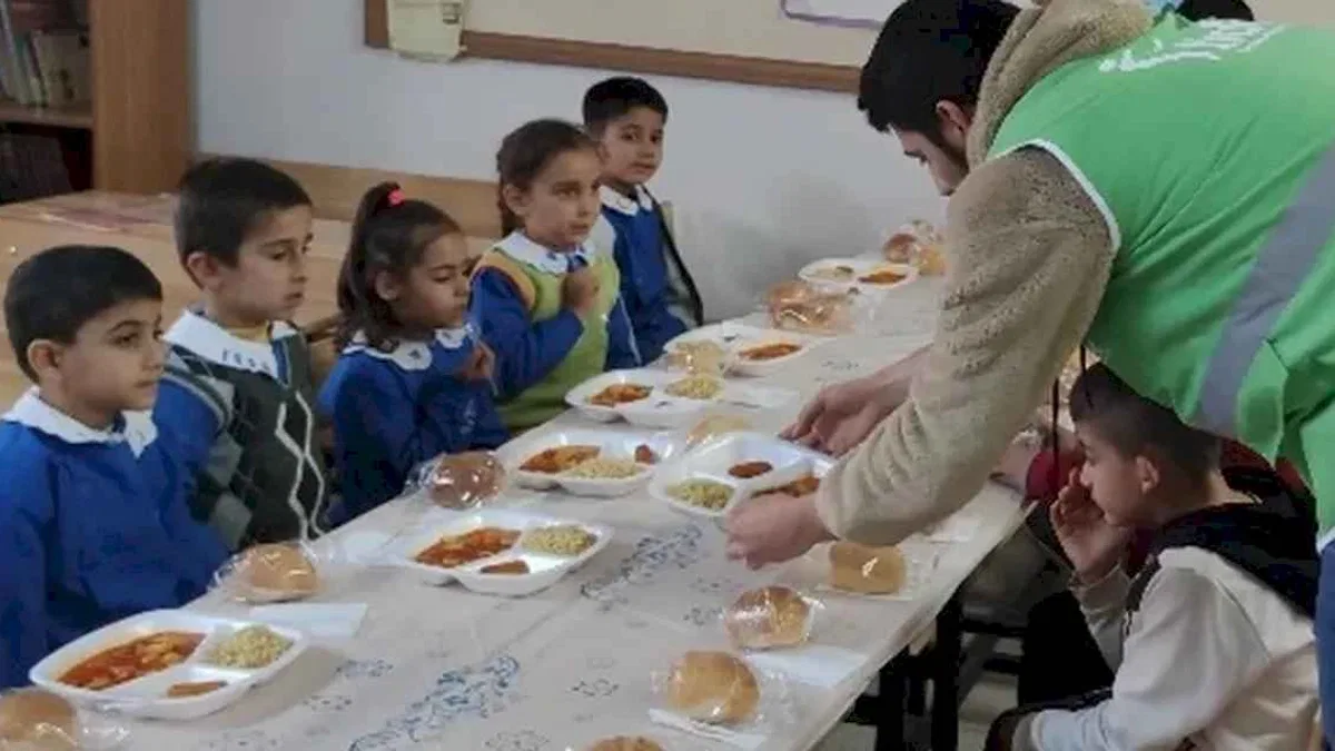 Okullara ulaştırılan 3 kap sıcak yemek depremzede çocukları motive etti