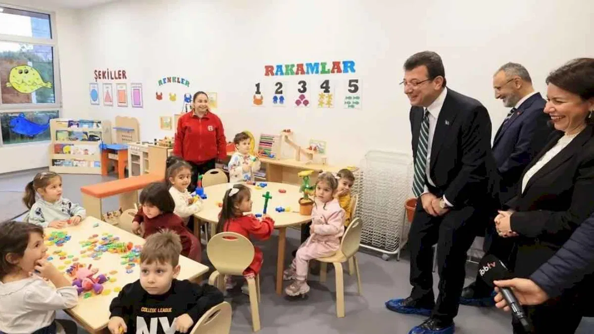 Başkan İmamoğlu miniklerle sohbet etti, velilerle dertleşti