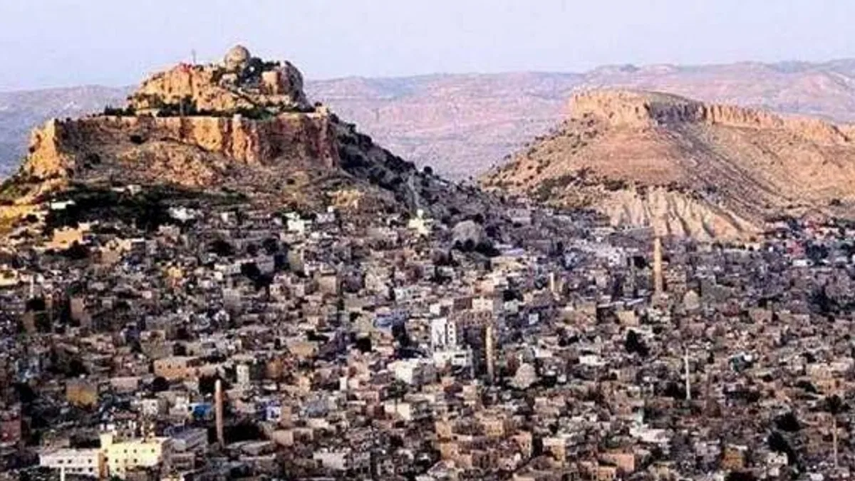 Mardin 1. Cadde'de tarihi dokuya aykırı unsurlar kaldırılıyor