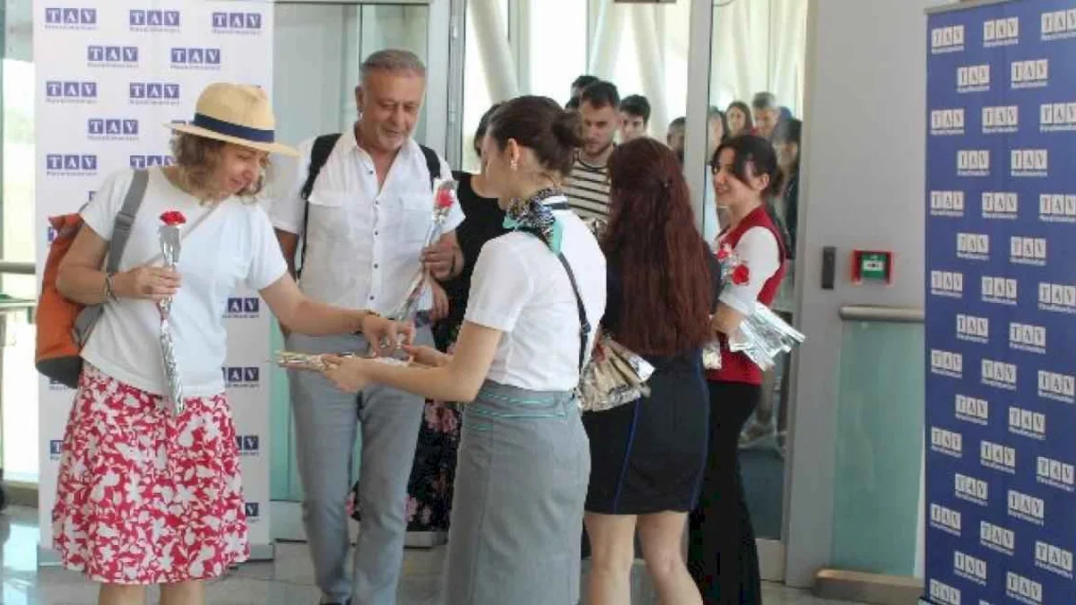 İzmir Adnan Menderes’ten Bükreş uçuşları başladı