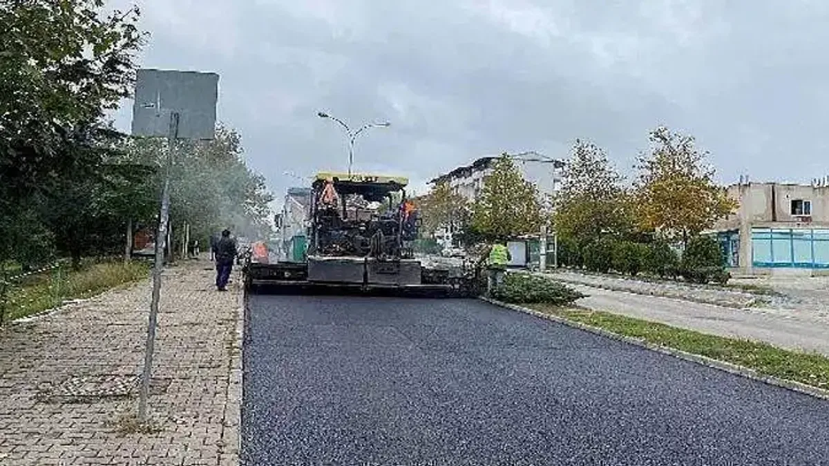 17 Ağustos Bulvarında üstyapı yenileniyor ve otopark yapılıyor
