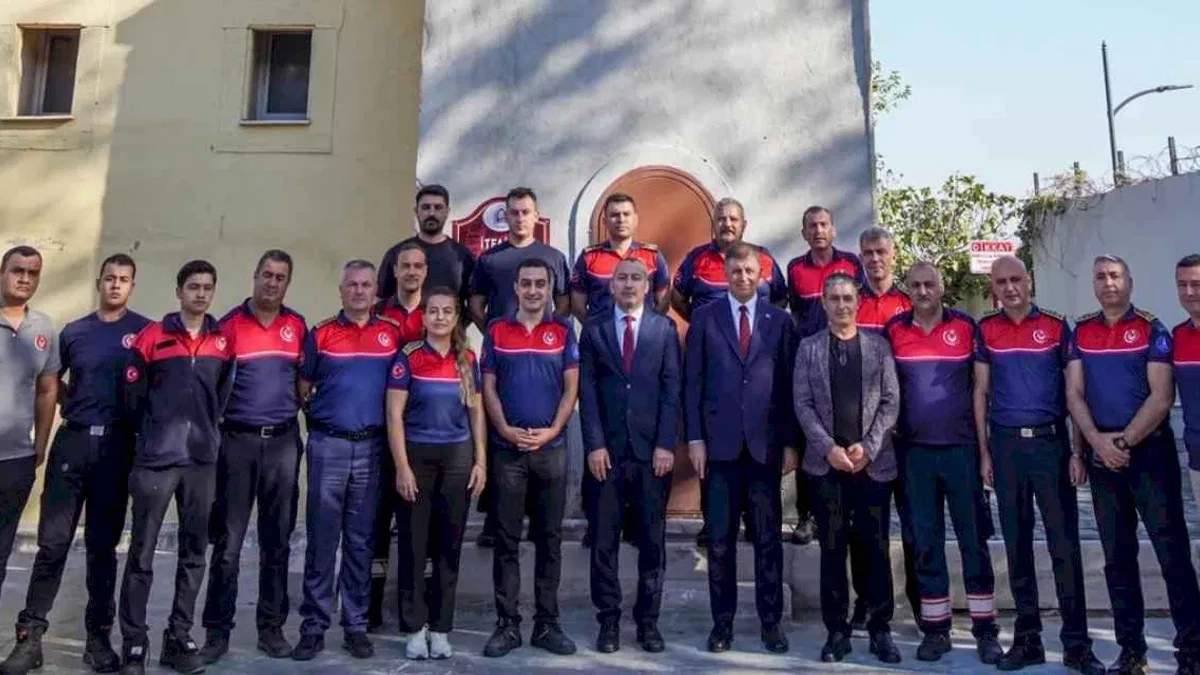 İzmir'de Başkan Tugay'dan itfaiye personeline ziyaret