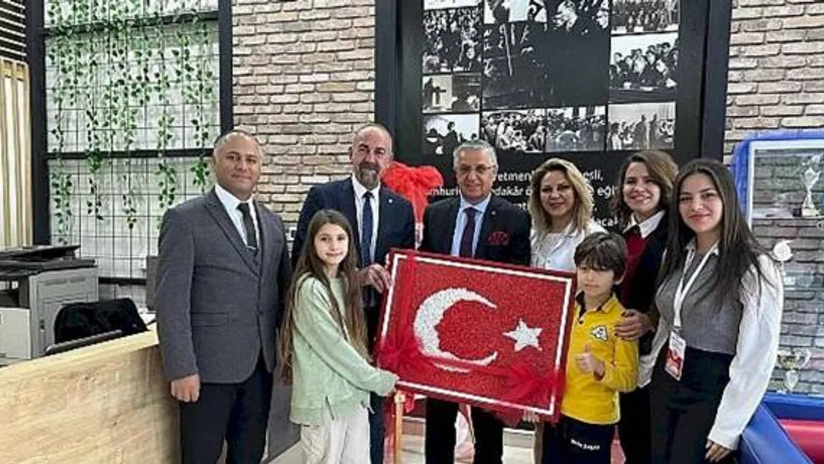 Öğrencilerden Başkan Topaloğlu'na Türk bayrağı