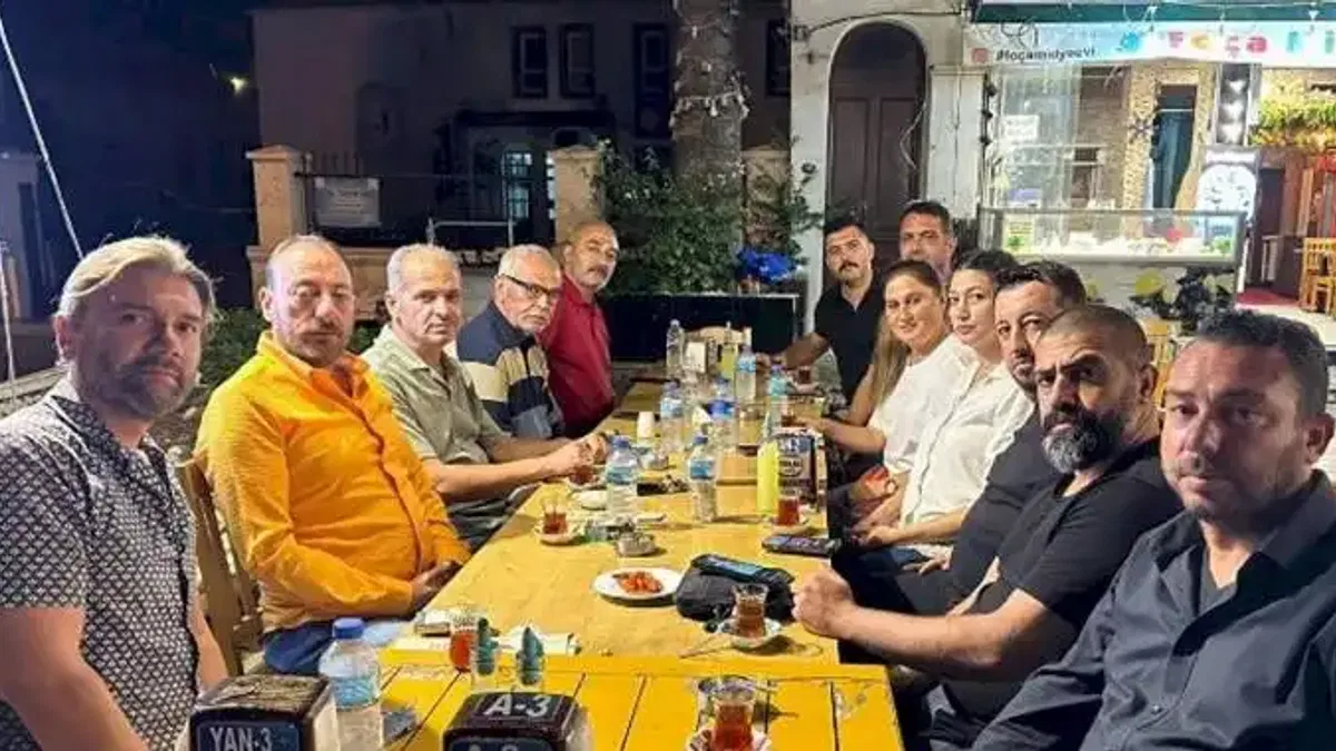 MHP Foça'dan esnaf ziyareti