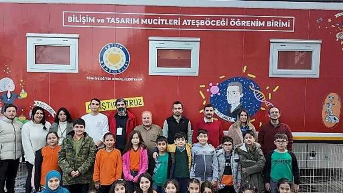 Bager Akbay, MediaMarkt'ın "Eğitimle Daha İyiye" projesi için 4 şehirde çocuklara yapay zekâyı anlattı